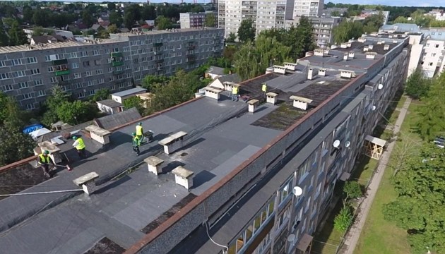 ПЖКХ: работы по ремонту кровли дома на Таутас, 86, приостановлены по техническим причинам