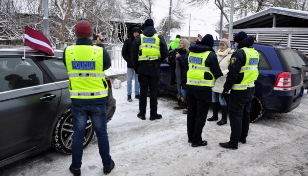 Даугавпилса достигло лишь несколько автомобилей из «Заезда свободы». Вмешалась полиция