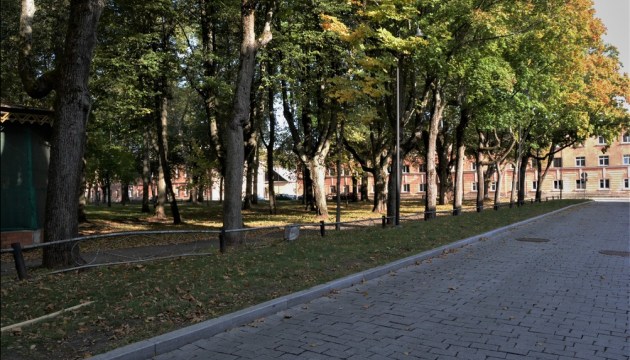 В крепостном саду играет духовой оркестр…