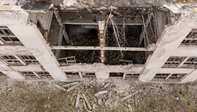Здание бывшего мебельного комбината разваливается. С владельца взять нечего