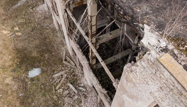 Здание бывшего мебельного комбината разваливается. С владельца взять нечего