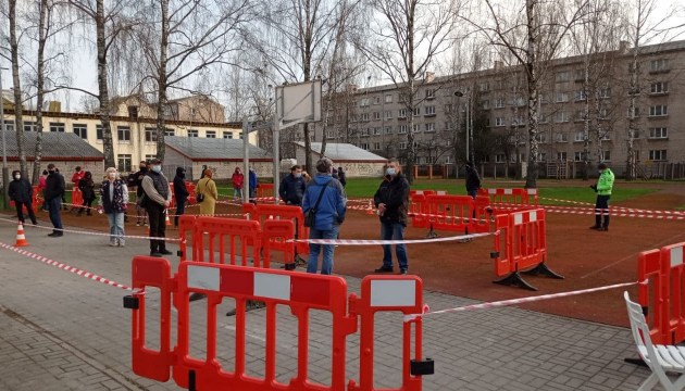 Фотофакт: Даугавпилс выстроился в очередь за Astra Zeneca