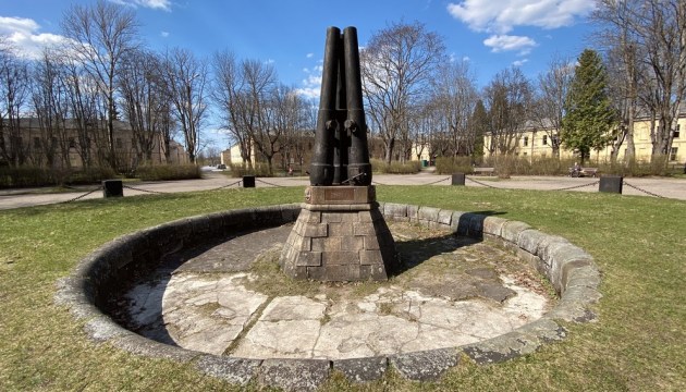 Вандалы добрались до памятника «Слава русского оружия» в Крепости