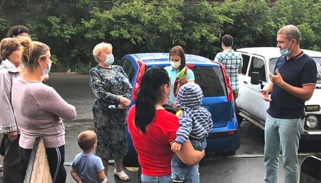 Политики во время встреч с жителями не соблюдают ограничения?