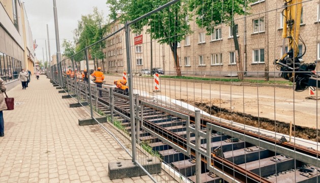 Реновация ул. Циетокшня: новые рельсы практически уложены