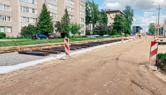 Реновация ул. Циетокшня: рельсы от проезжей части решили не отделять
