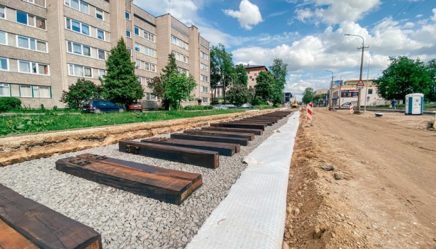 Реновация ул. Циетокшня: рельсы от проезжей части решили не отделять