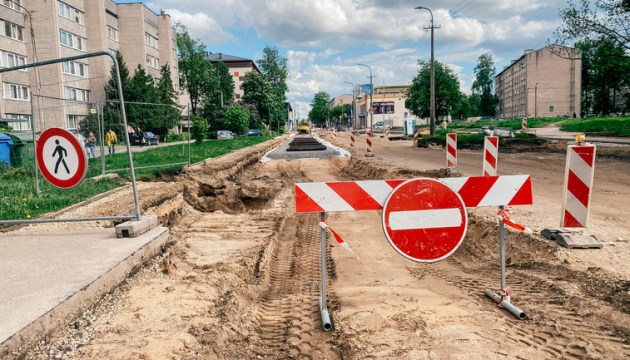 Реновация ул. Циетокшня: рельсы от проезжей части решили не отделять