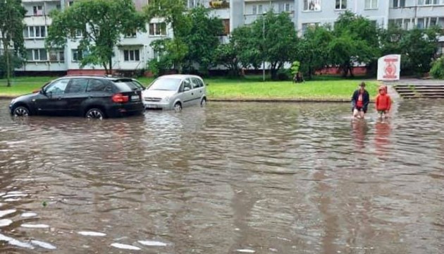 В Риге воду откачивают насосами: из-за ливня затопило улицы