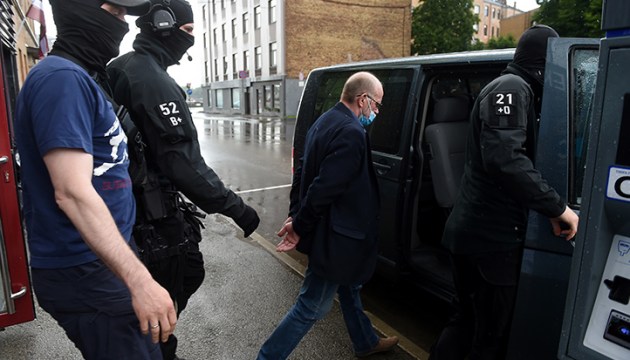Лочмеле: Адамсон арестован после его критики связей правительства с мафией
