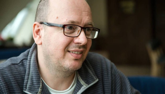 «Чуда не произошло»: от осложнений коронавируса в больнице скончался латвийский писатель Слава Сэ