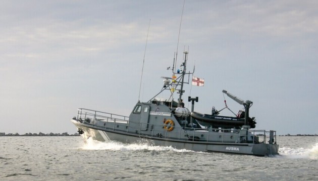 В Лиласте Морские силы спасли человека, уплывшего на матрасе