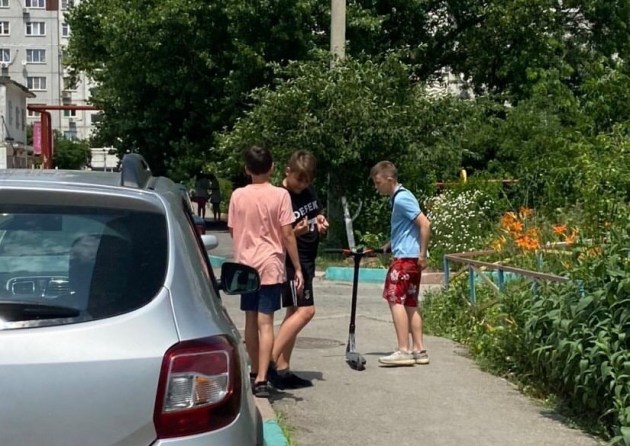 Колпачки – с ниппелей, змею – в выхлопную трубу