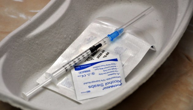 Минздрав: вакцины для ревакцинации в Латвии уже зарезервированы