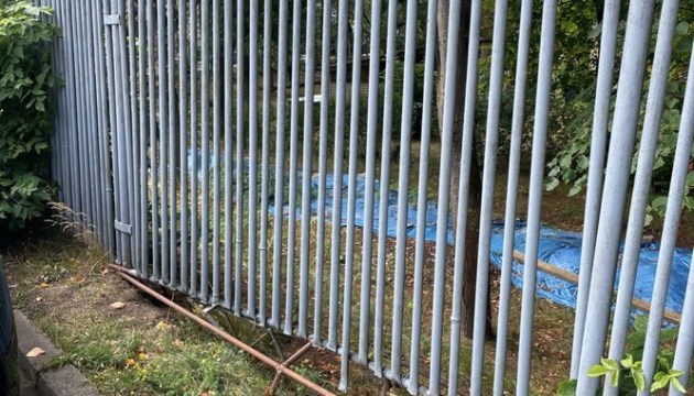 «Когда отремонтируют забор в 26-м детском саду?»