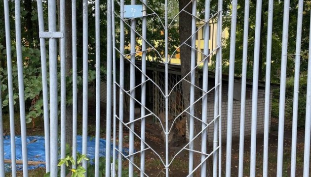 «Когда отремонтируют забор в 26-м детском саду?»