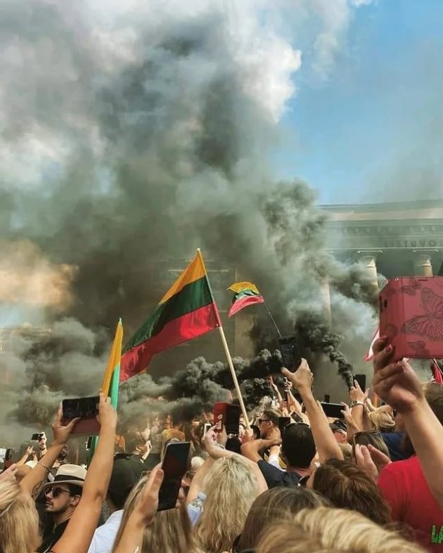 Для разгона протестующих в Литве полиция применила слезоточивый газ