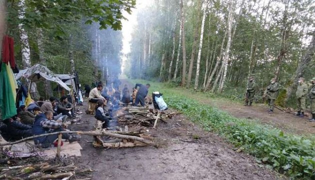 Мигранты на границе: «Спим, завернувшись в пакеты для мусора». 11 иракцев доставили в Даугавпилс