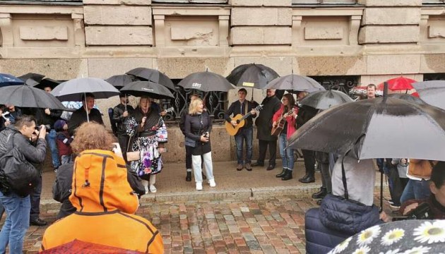 На акцию протеста за добровольную вакцинацию собралось около 200 человек