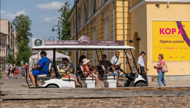 По Даугавпилсской крепости – на электробусе