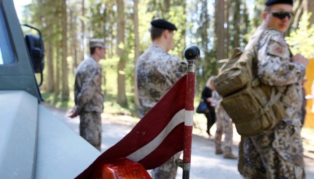 Зарплаты военным планируется повысить до 1200-1300 евро "грязными"