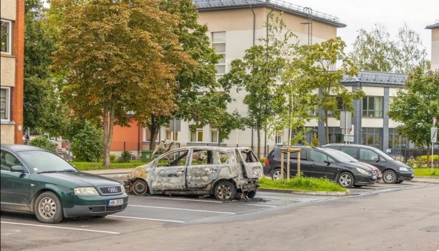 В Резекне машина угодила в пруд, в Даугавпилсе две - сгорели