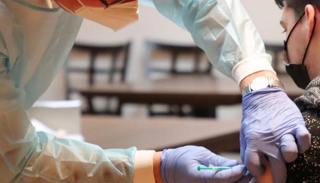 143 подростка получили вакцину, не предназначенную для прививки несовершеннолетних