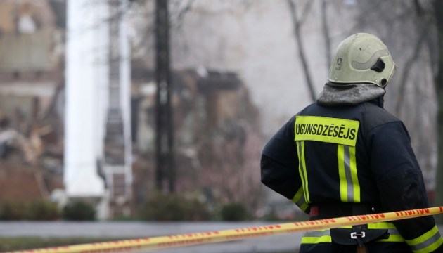 В Даугавпилсе человека эвакуировали из горевшего дома