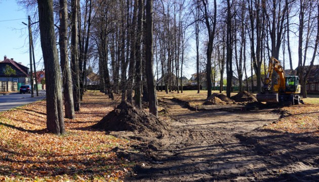 В новом сквере Селияс сирени не цвести