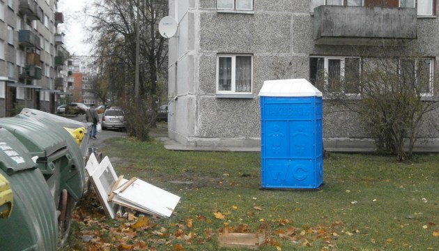«Мало нам мусорников, так теперь и туалет под носом»
