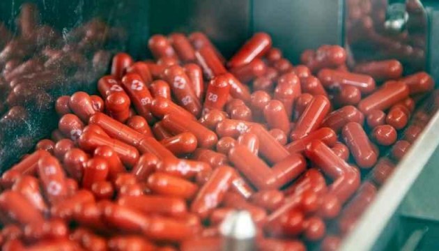 Великобритания первой в мире одобрила новое лекарство от COVID-19