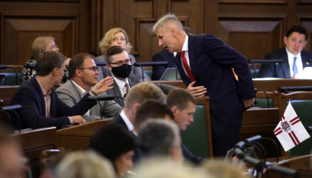 Непривитых депутатов самоуправлений заменят другими, а парламентариям удержат зарплату