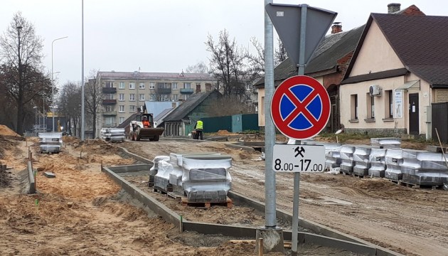Продолжаются дорожные работы на улице Миера