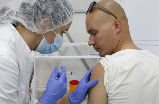 Зеленский пообещал выплатить по тысяче гривен украинцам, полностью привитым от ковида