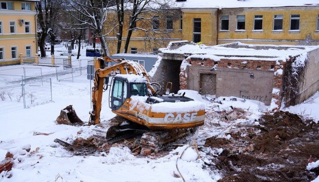 У школы Saules демонтируют старые гаражи