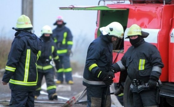 На улице Дундуру горел двухэтажный ангар с микроавтобусом