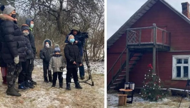 Многодетная семья, потерявшая при пожаре дом, получила в подарок усадьбу