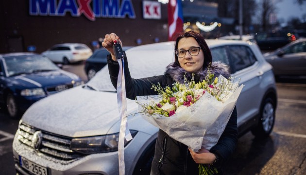 В особой лотерее для работников, приуроченной к 20-летию Maxima, автомобиль выиграла сотрудница из Екабпилса