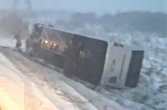 В Курземе в аварии попали несколько пассажирских автобусов