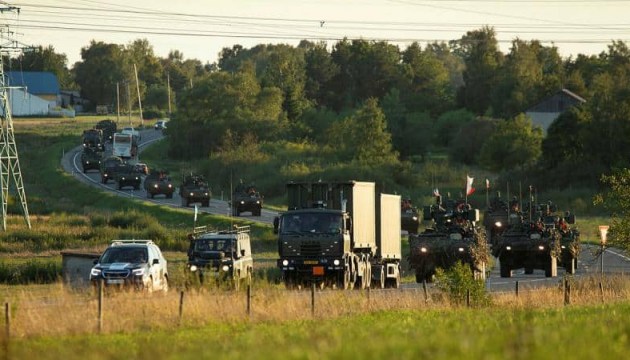 Сегодня по Латвии проедет военная техника, в небе пролетят вертолеты