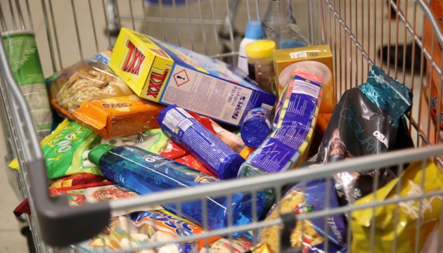 Торговые сети: дефицита продуктов питания в Латвии не будет