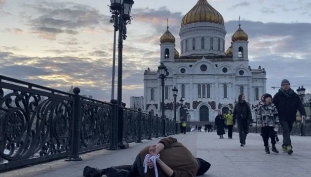 В Европе прошли “лежачие” антивоенные акции