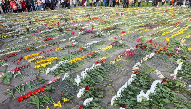 Полиция перекрыла доступ к памятнику в парке Победы. Цветы обещают не убирать