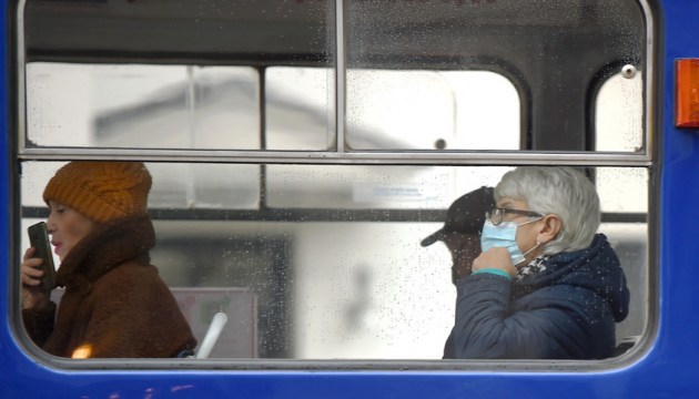 С сегодняшнего дня маски в общественном транспорте можно не носить