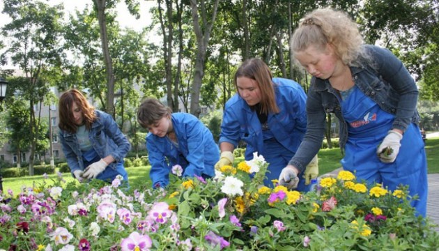 Летнее трудоустройство школьников: что следует иметь в виду родителям?
