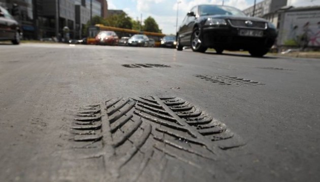 Предупреждение водителям: в жару асфальт на многих дорогах становится скользким
