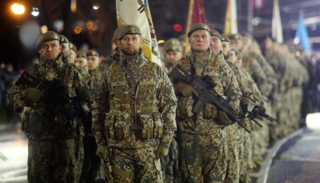 В течение пяти лет в Латвии введут всеобщую военную службу