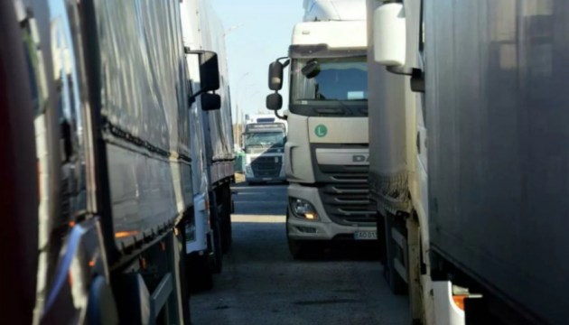 На границе с Россией застряли около 800 грузовых машин