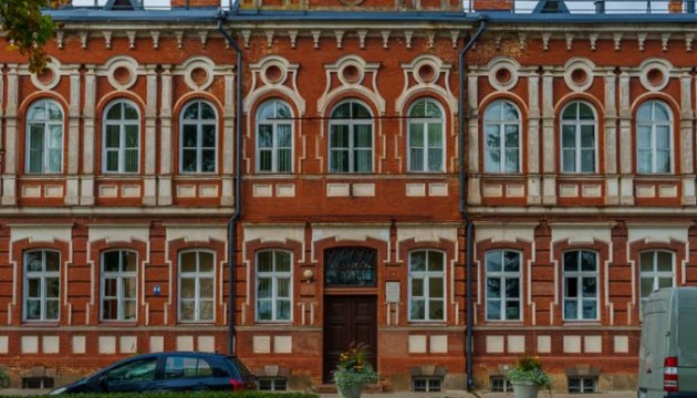Главный вход в здание Думы до 28 июля закрыт