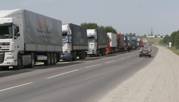 На границе в Терехово - очередь из почти 900 грузовиков